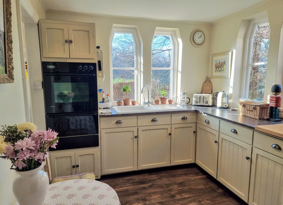 The fully equipped kitchen
