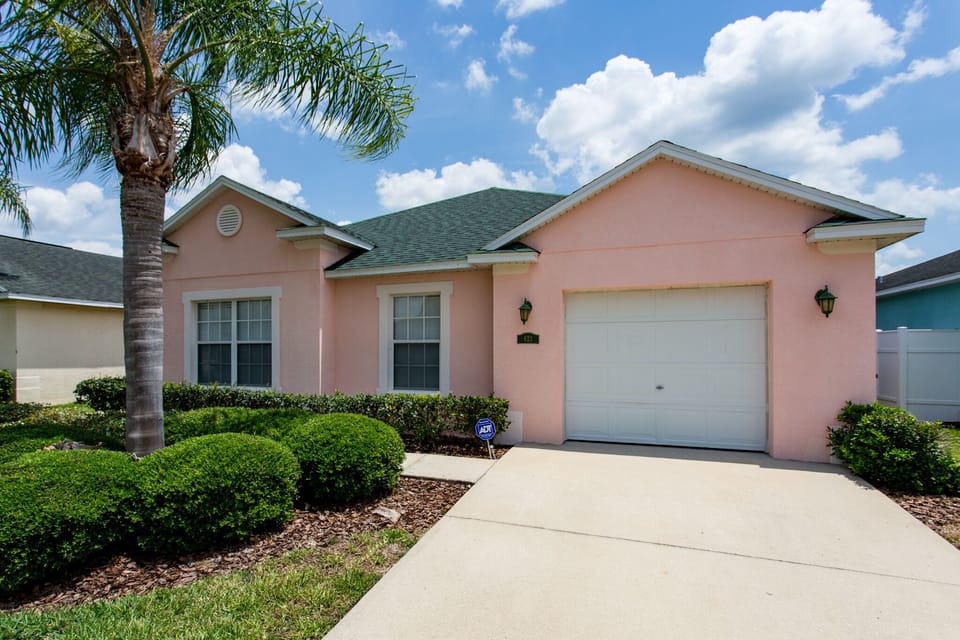 Lovely 4 bedroom, 3 bathroom villa with great lake view!