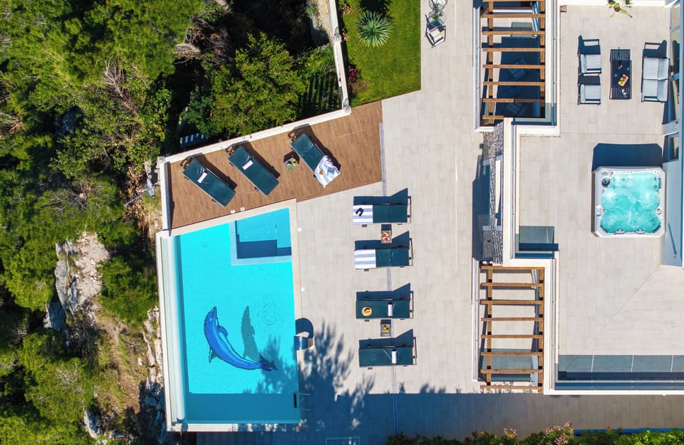 It offers 5 bedrooms, 5 bathrooms, a kitchen, and a living area, 12 person max