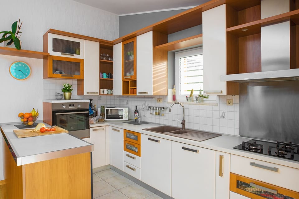 Fully equipped kitchen and dining area on the upper floor