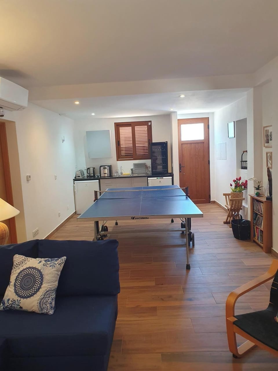 Annex kitchen and room to play table tennis