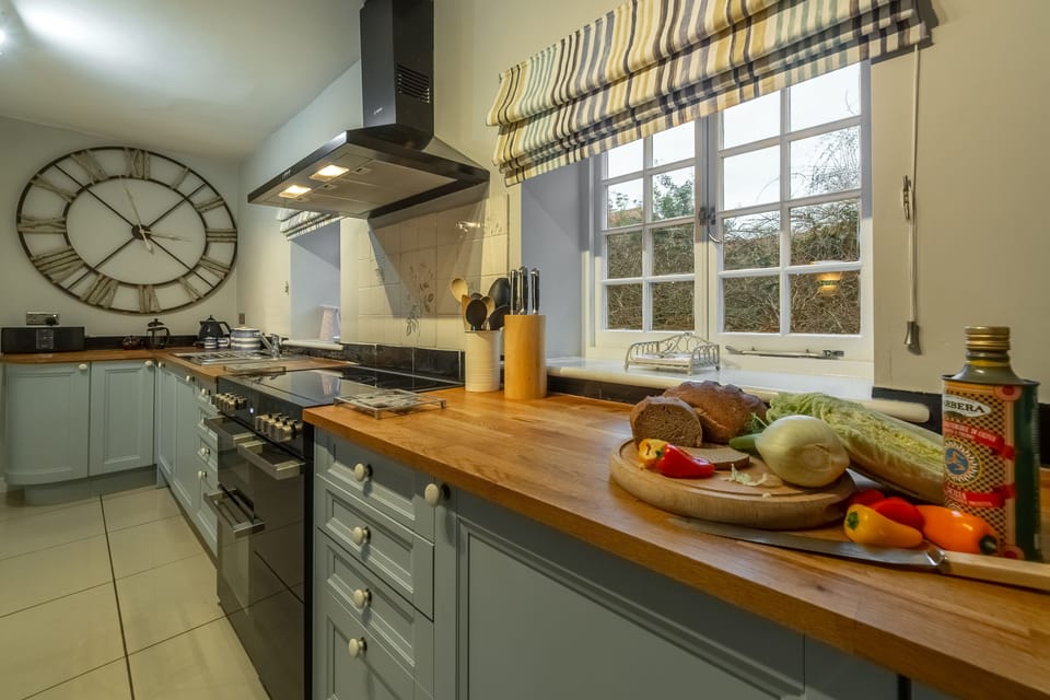 Ground floor: Kitchen with Belling range cooker