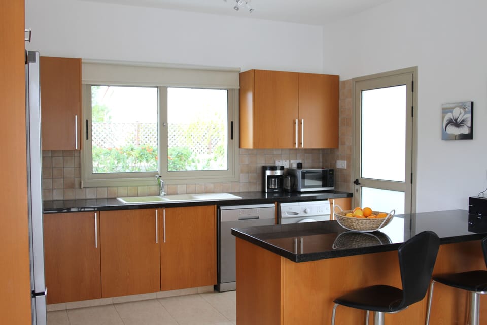 Kitchen with breakfast bar