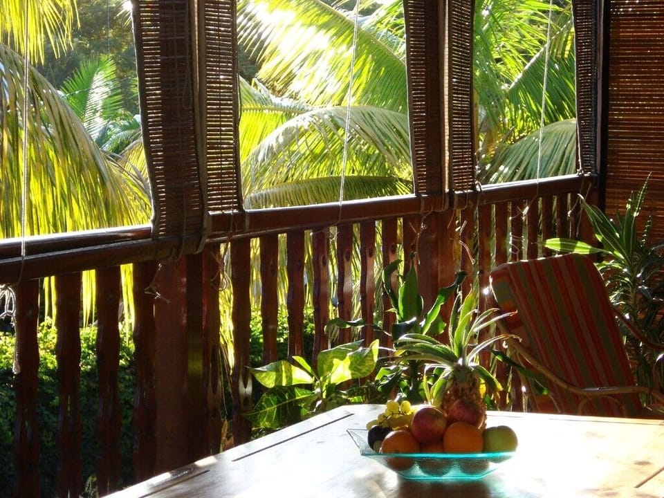 The bungalow is set in quiet tropical surroundings