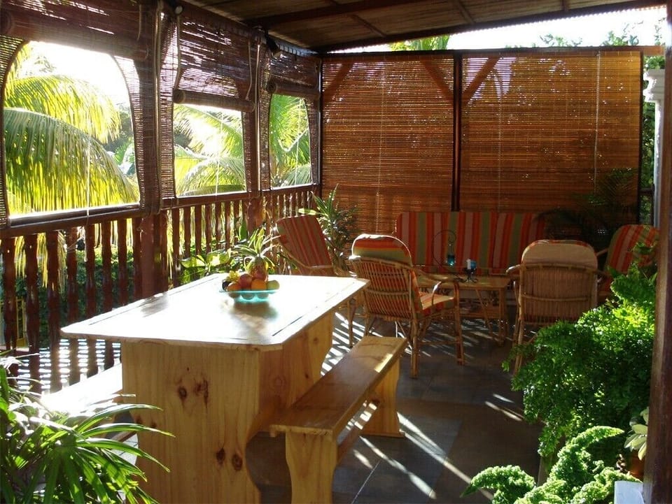 Covered terrace with dinner table and relax area