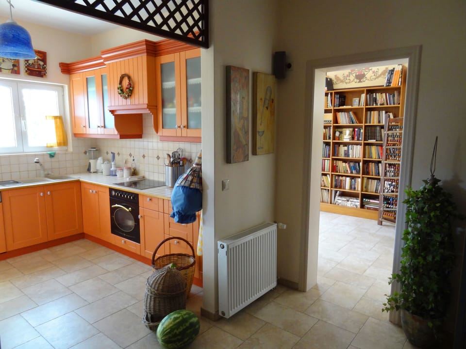 Hall/kitchen / ground floor