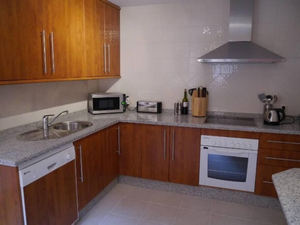 Fully equipped kitchen, coffee machine, washing machine and dryer.