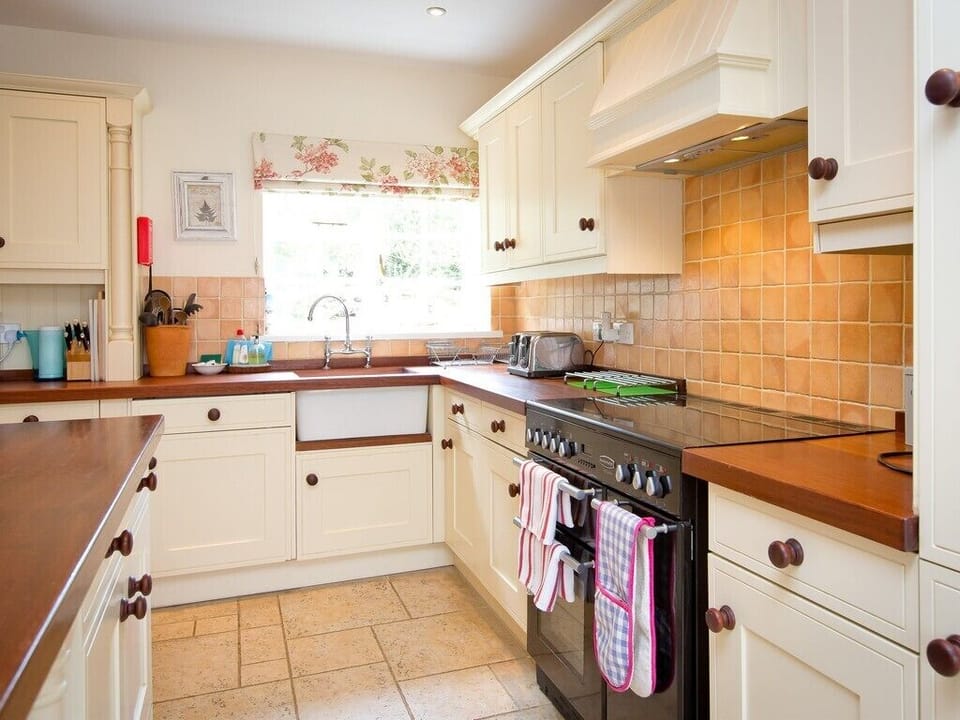 kitchen, range cooker, seating for 8, well equipped