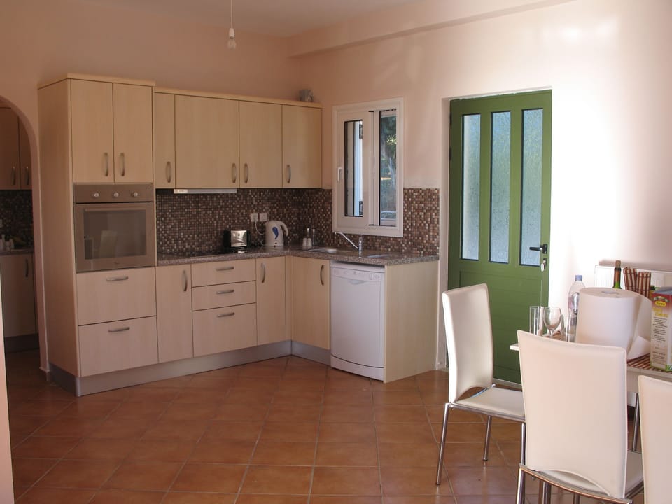 Fully fitted kitchen