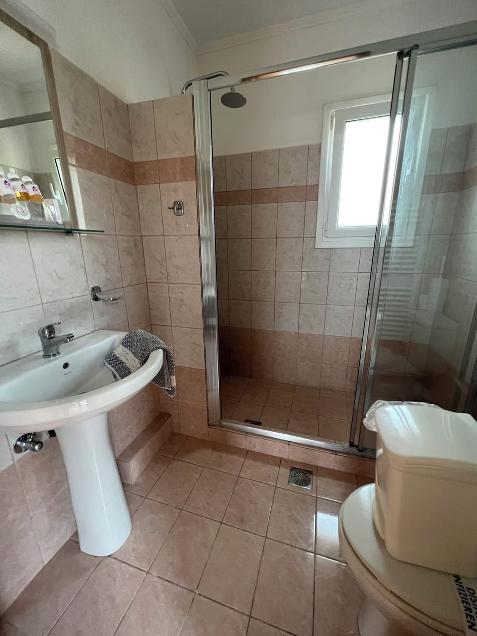 Double bedroom en-suite with walk-in shower