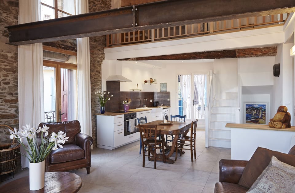 Open kitchen area, and behind the arm chair is the door to the terrasse .