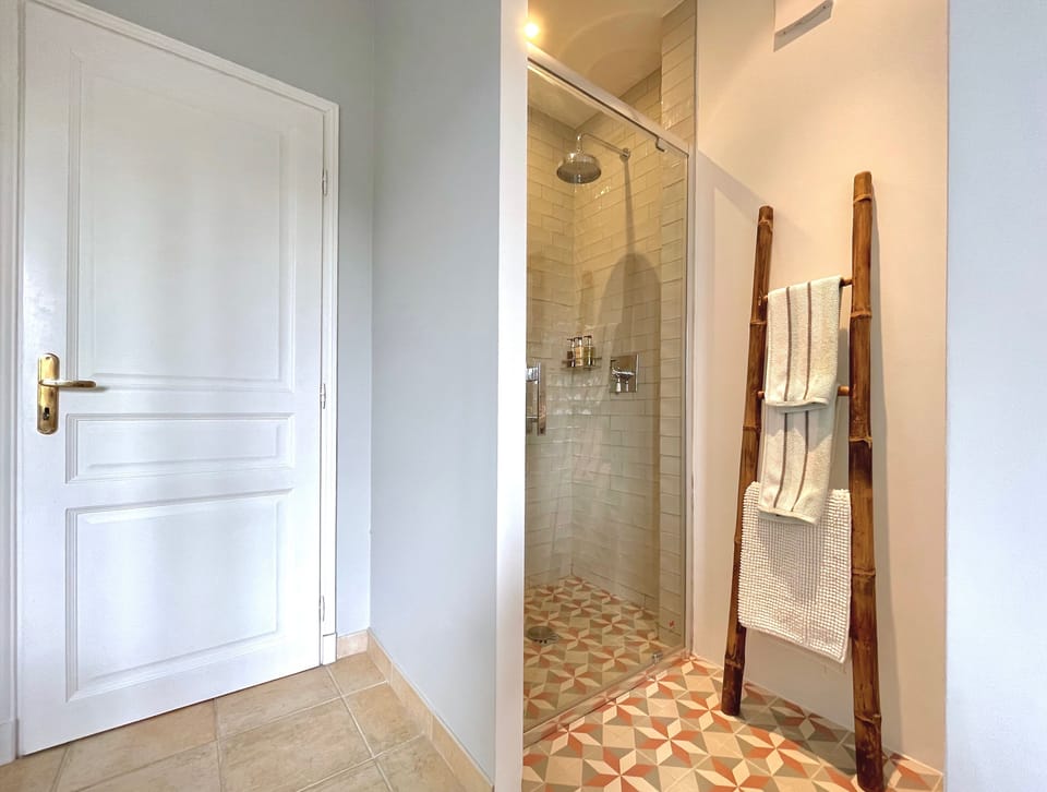 Four poster ensuite with walk in shower