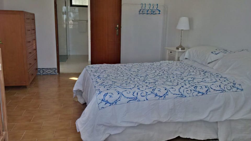 Pool room - "A Casinha" - bedroom with ensuite bathroom
