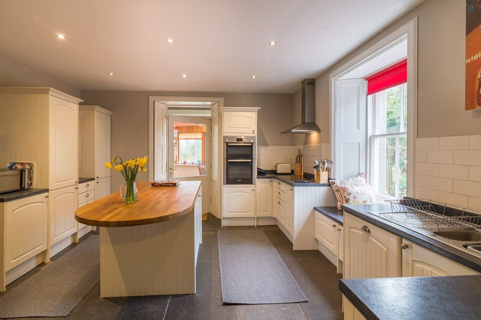 Fully fitted kitchen