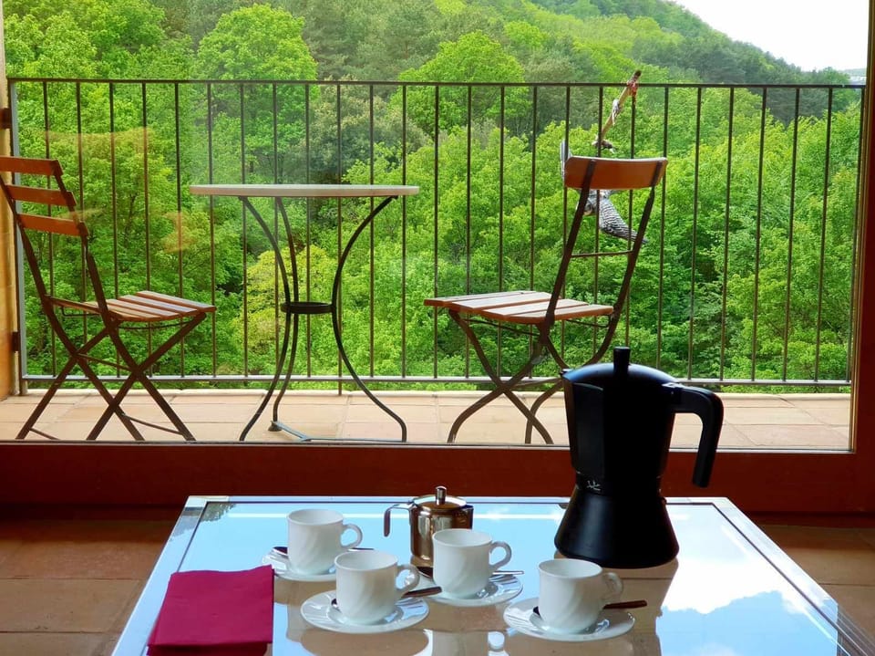 Balcony/Terrace,Living room,Mountain view