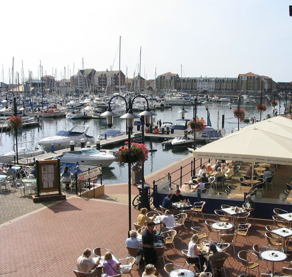 The seafront is divided so everyone can enjoy walking, cycling and skating!