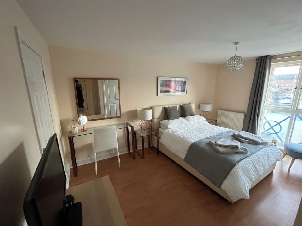 Master bedroom with en-suite, desk/dressing table, en-suite and marina views