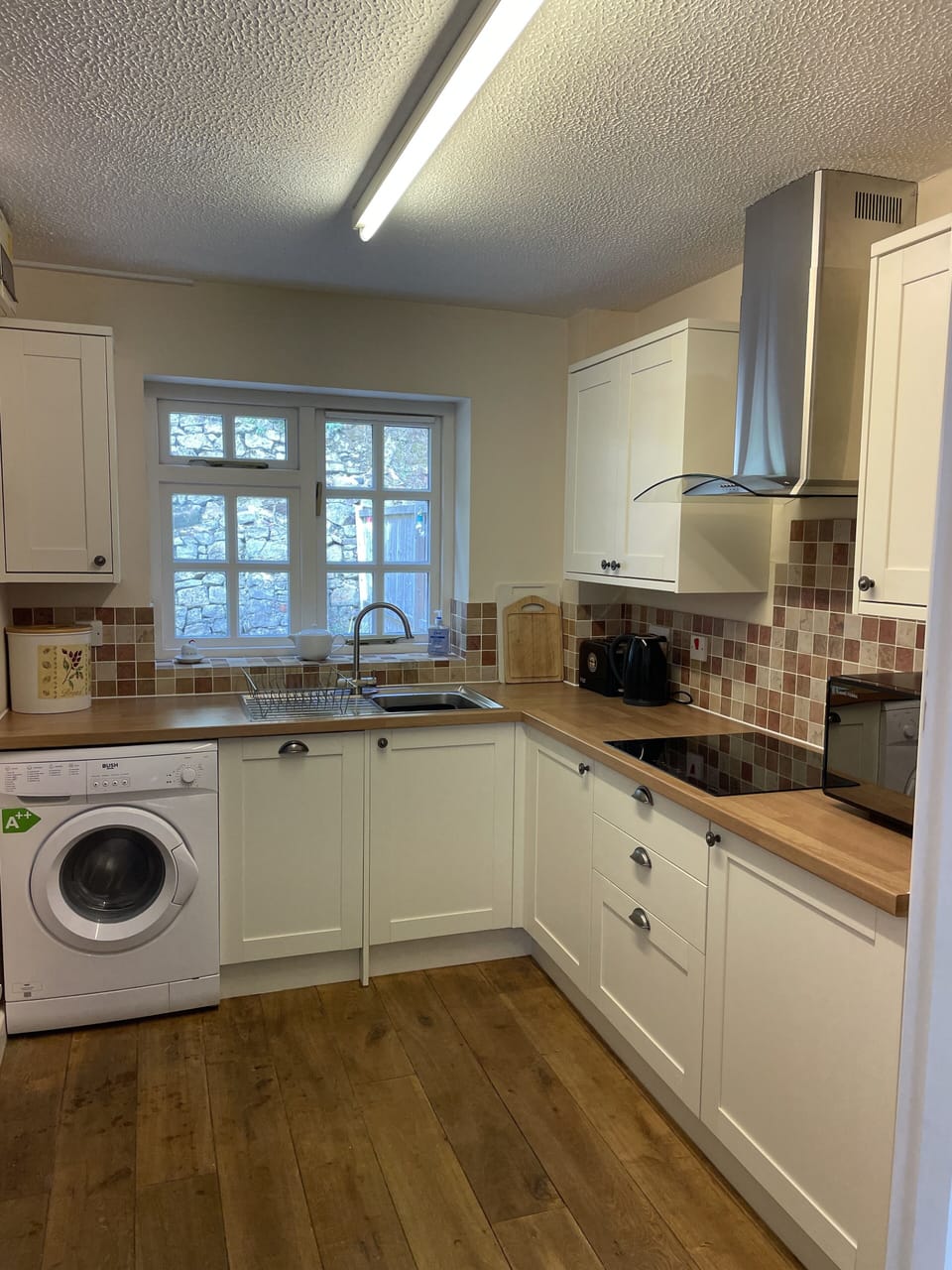 Kitchen including slimline dishwasher & washing machine