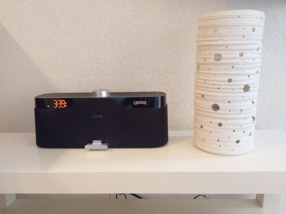 Speakers with radio and headphone jack