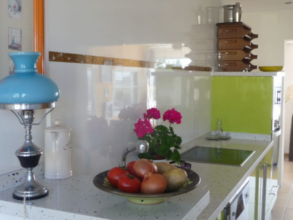 Bright, modern kitchen
