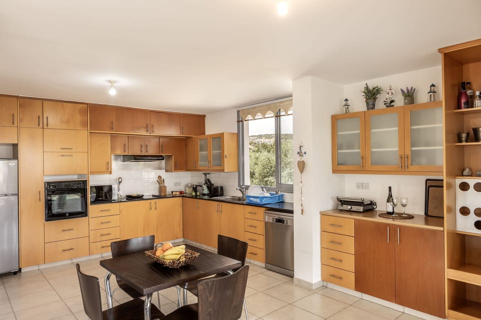 Spacious kitchen and dining area