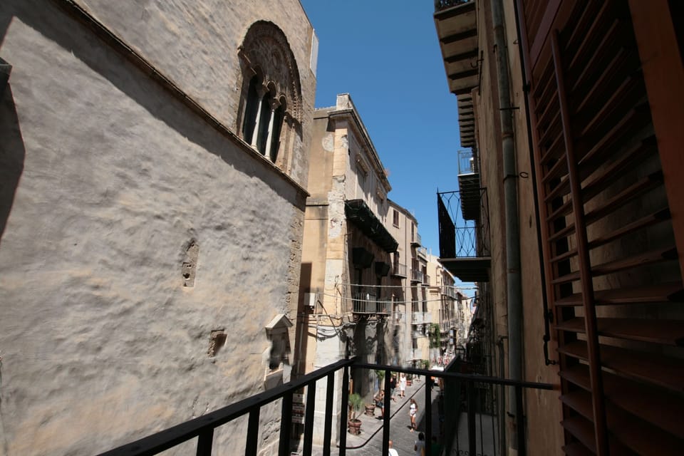The two bedrooms access to the balcony Just in front the stately "Osterio Magno"