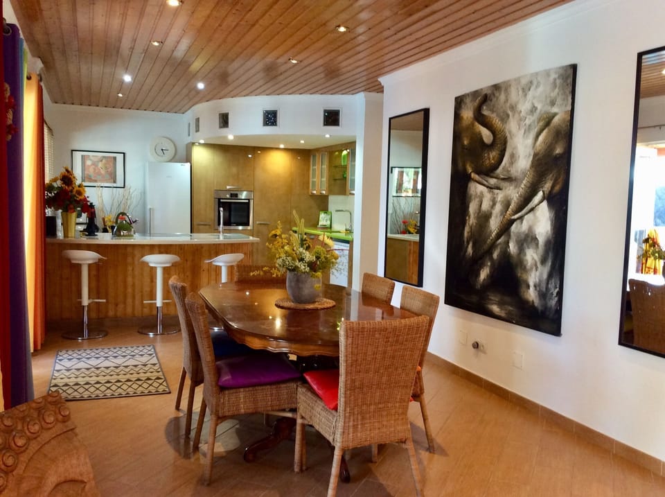 Dining room to kitchen