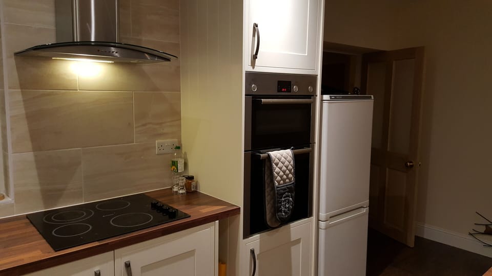 Kitchen has a double oven and ceramic hob.