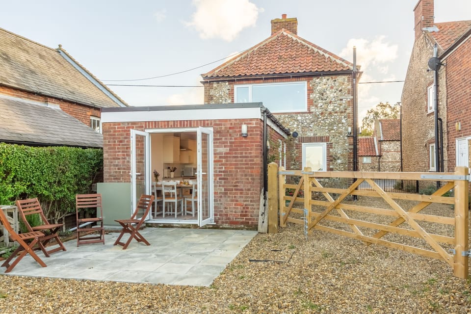 Pebble Cottage, Brancaster Staithe: Outdoor dining area