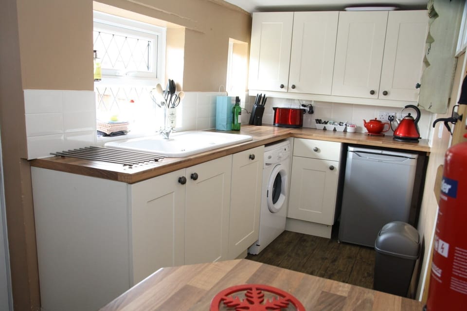 Kitchen with Dishwasher and Washer dryer