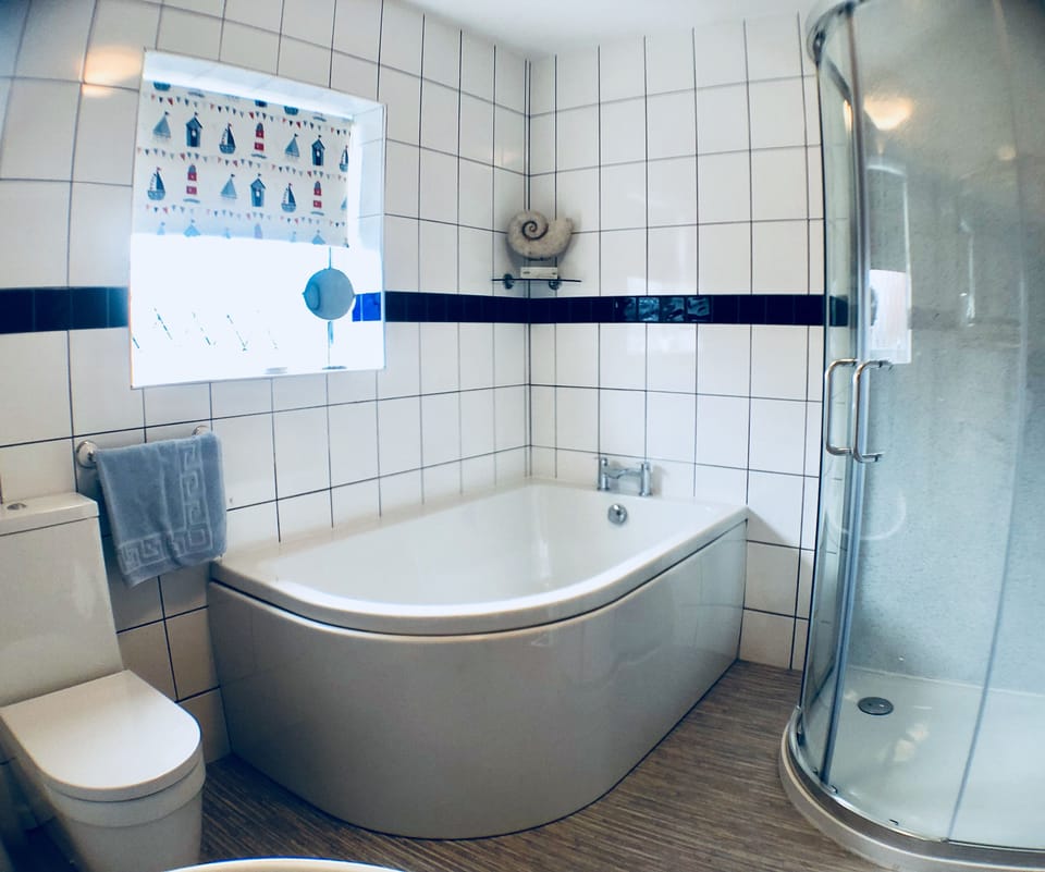 Twin bedroom ensuite bathroom 