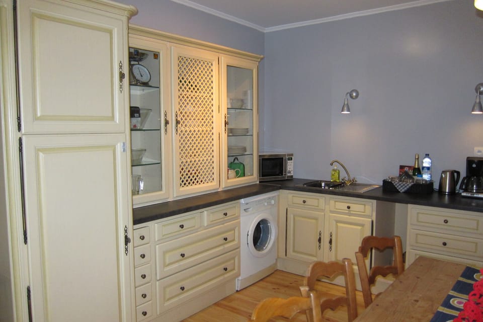 Fully fitted kitchen area