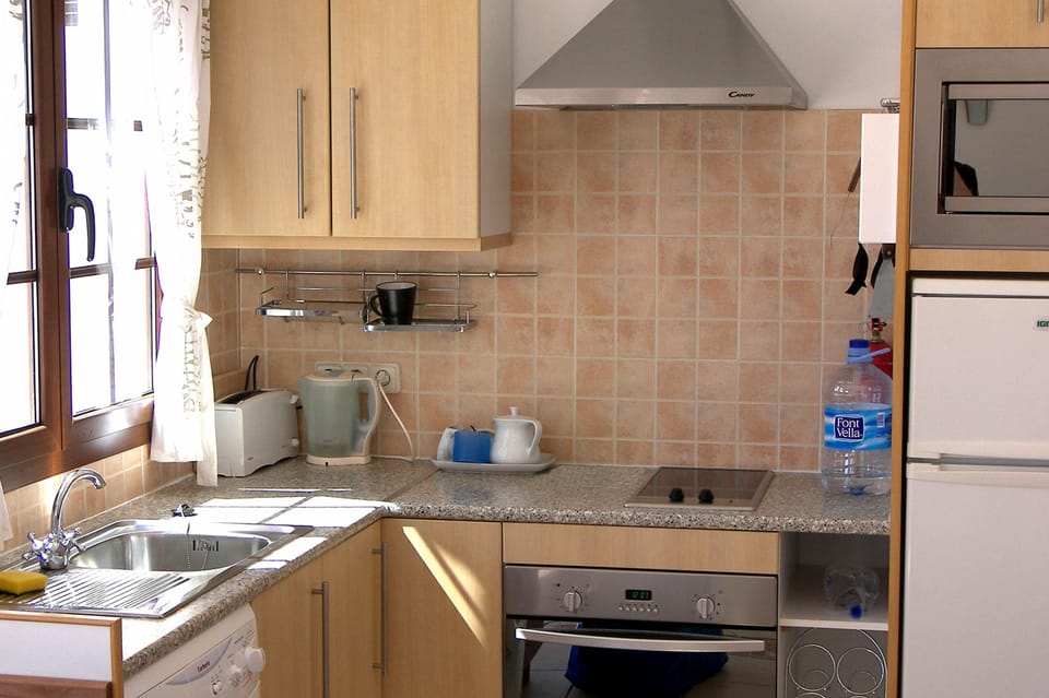 Fully fitted kitchen