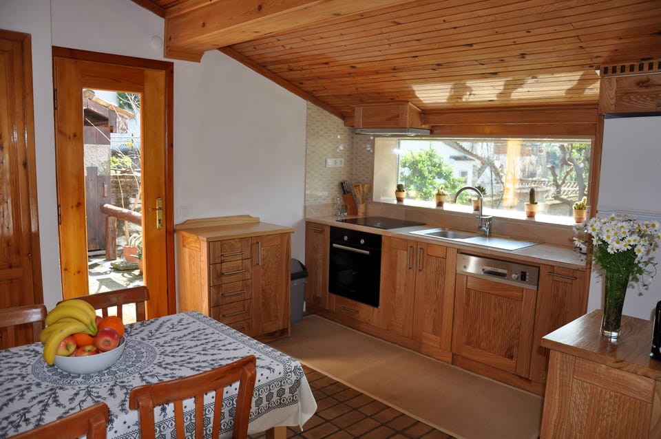 Fully fitted hand crafted kitchen