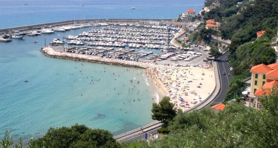 La spiaggia vicina del porticciolo.