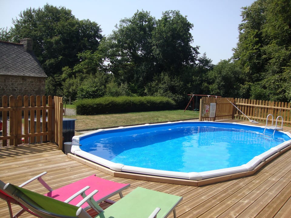 Pool fenced & heated (June - Sept).