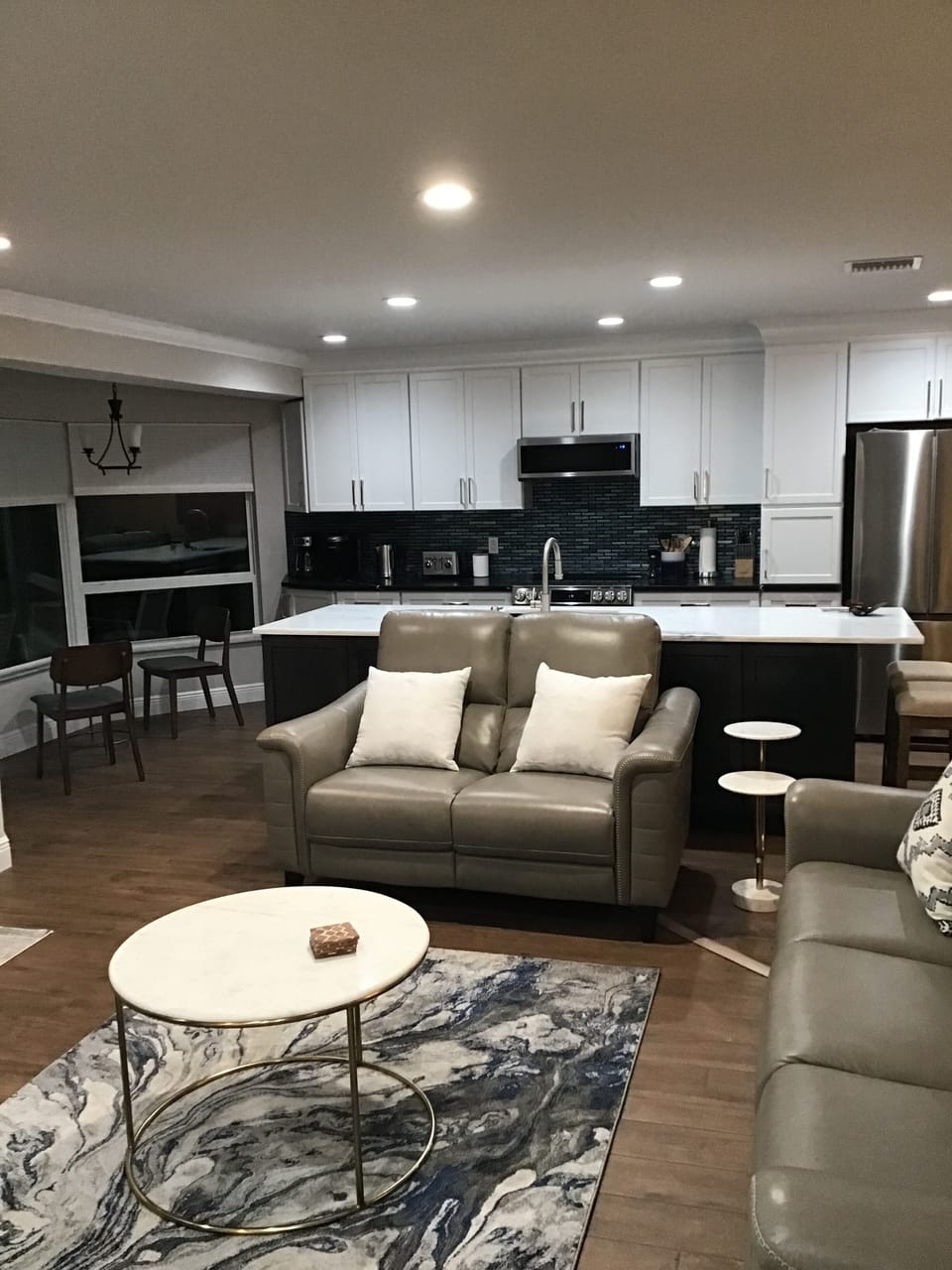 Open floor plan to kitchen
