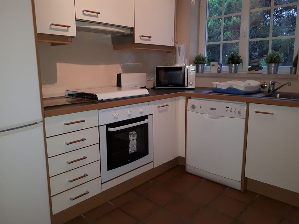 Fully equipped kitchen with washer/dryer, dishwasher, oven, hob, fridge-freezer.