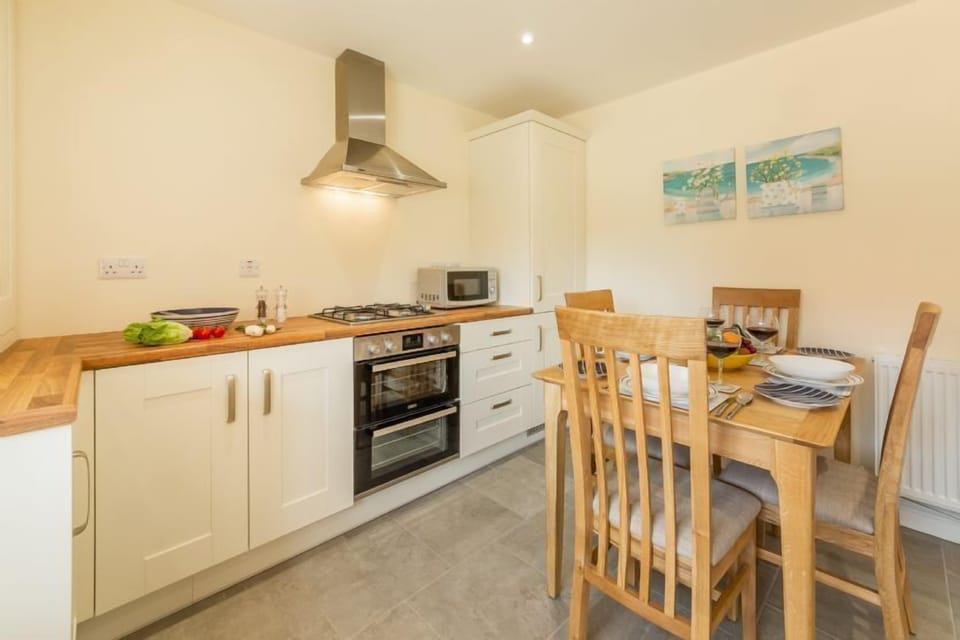 Kitchen/dining room with electric oven and gas hob
