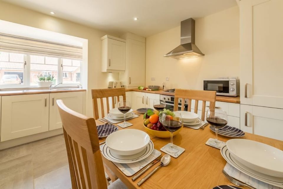 Kitchen/dining room with table with seating for four