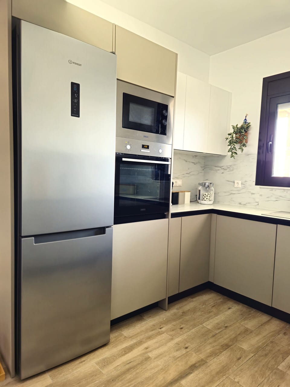 Kitchen (Cooker, Fridge, Integrated Dishwasher and Integrated Washing Machine)