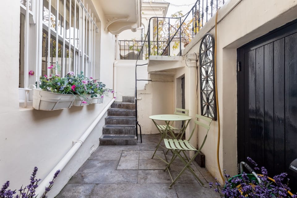 Outside and entrance to the flat
