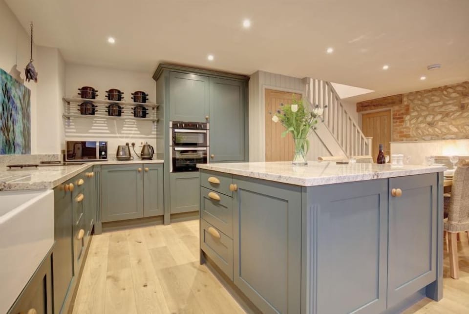 Owlets at Mulberry Barn, Heacham: Gorgeous kitchen with marble worktops