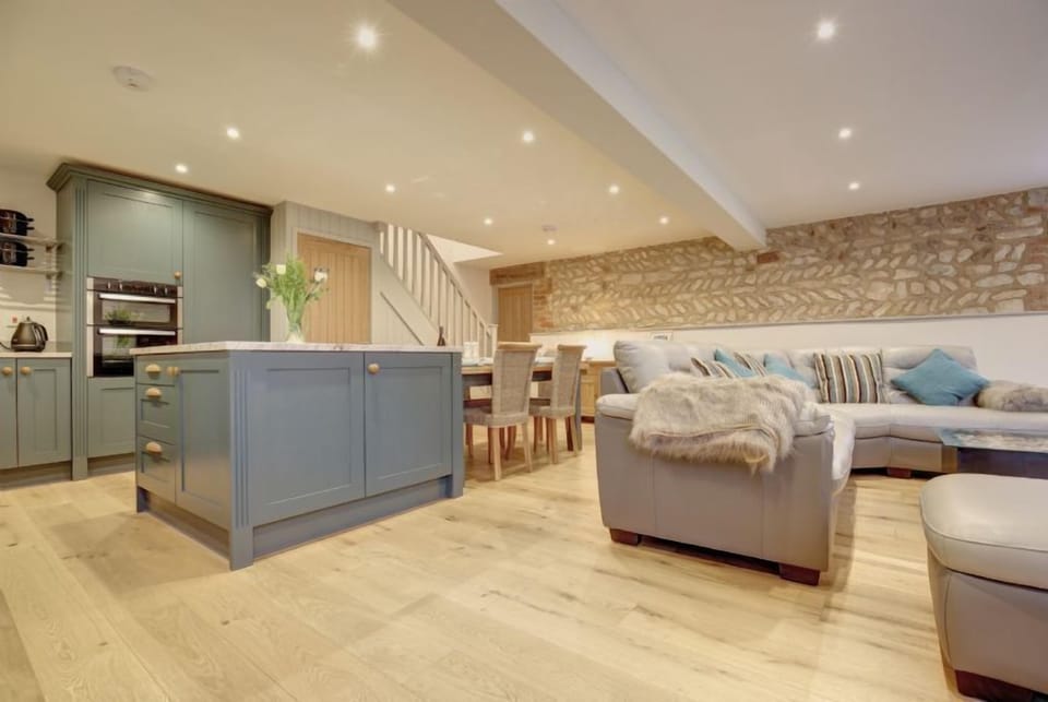 Owlets at Mulberry Barn, Heacham: Open-plan living area