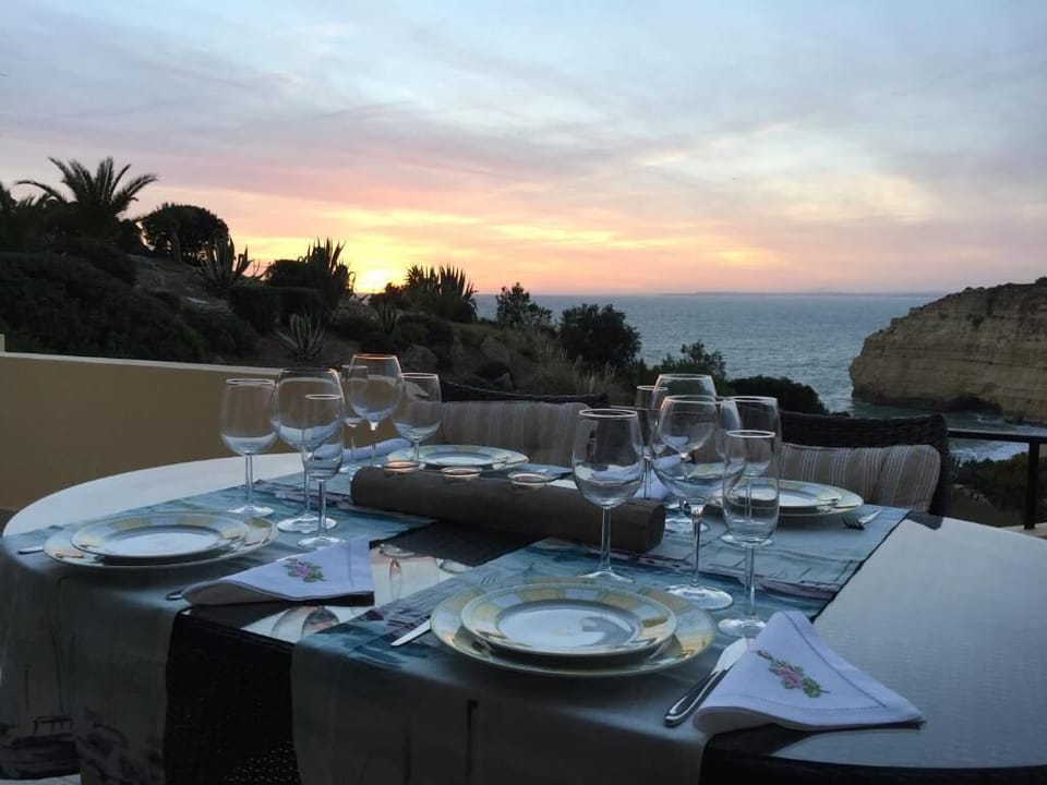 jantar ao pôr do sol no terraço