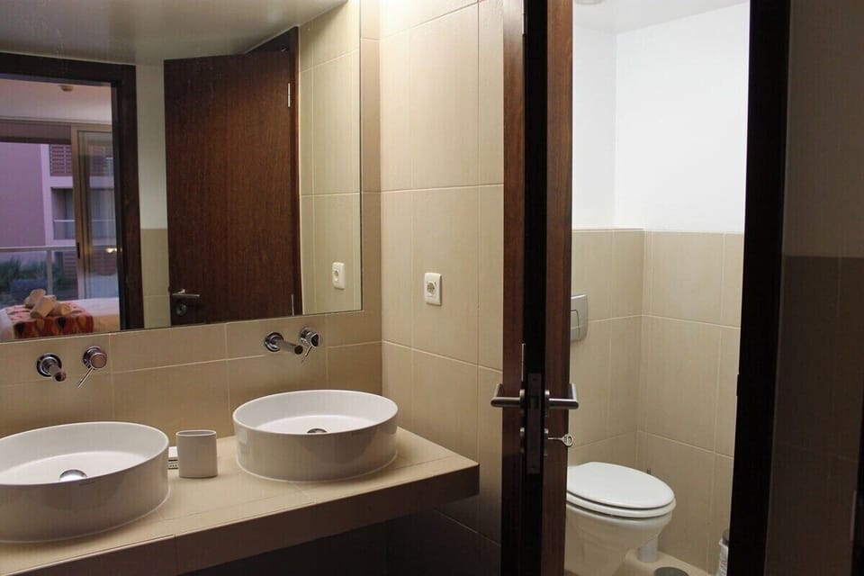 Bathroom with 2 washbasins, toilet, bidet, bath with shower and hairdryer