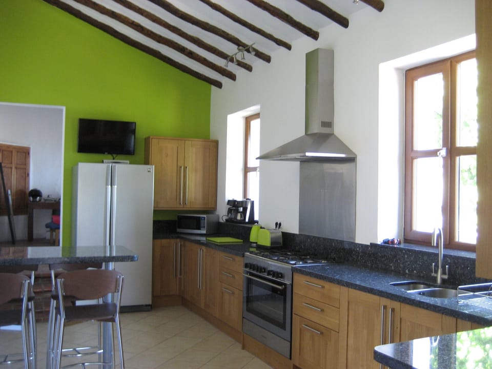 Kitchen with breakfast bar