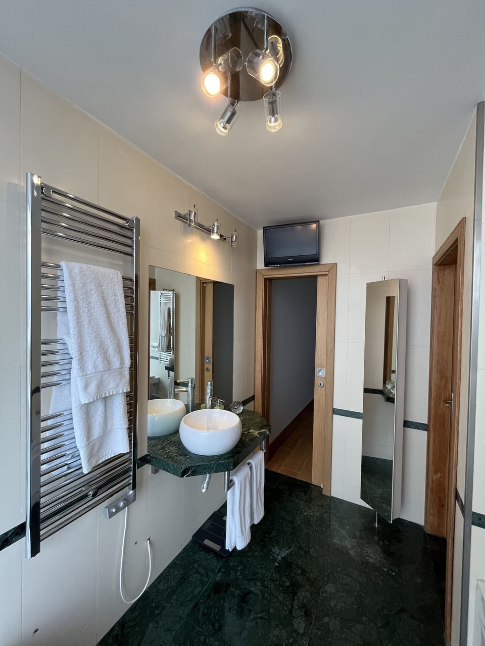 Main en-suite bathroom
