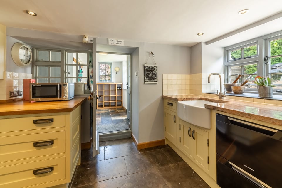 Ground floor: Entrance into the kitchen with a butlers sink