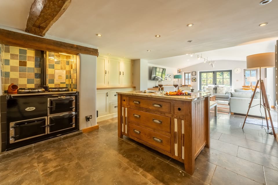 Swan Cottage, South Creake: Well-equipped kitchen with Aga